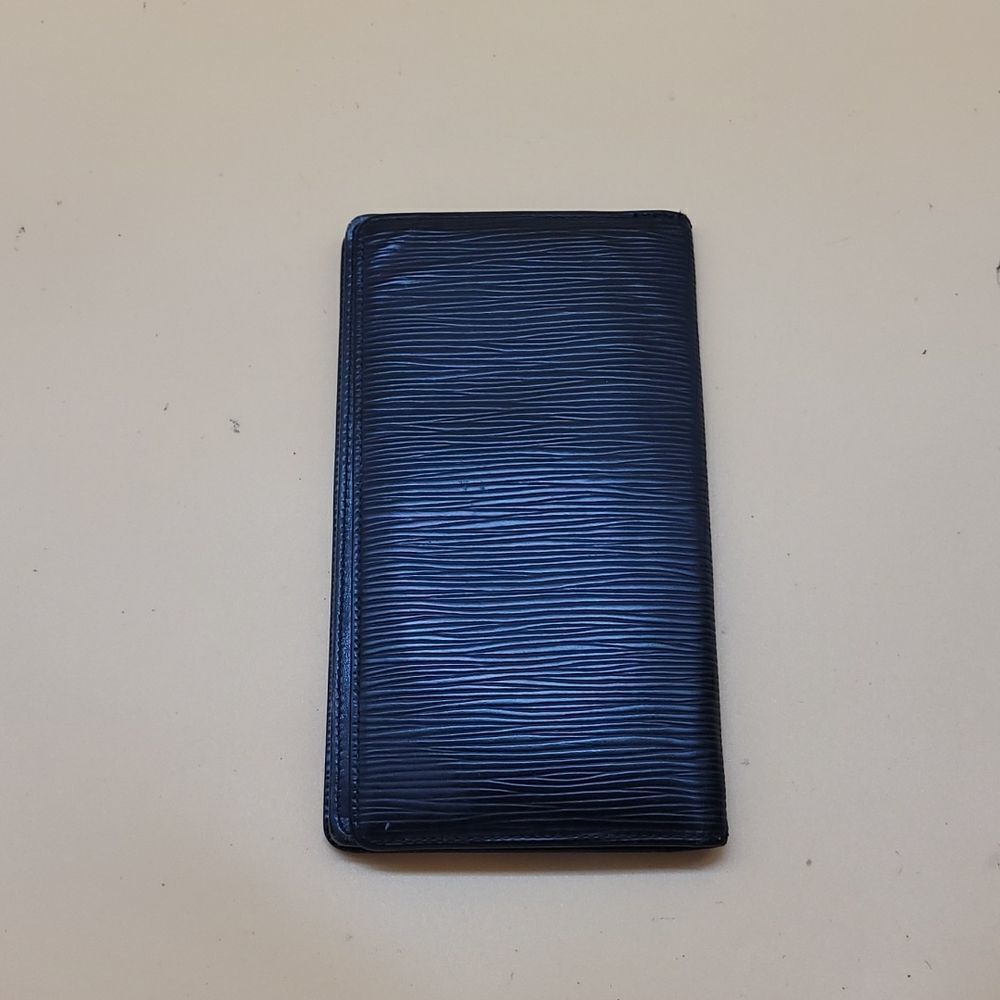 Authentic Louis Vuitton Epi Wallet - Picture 2 of 9